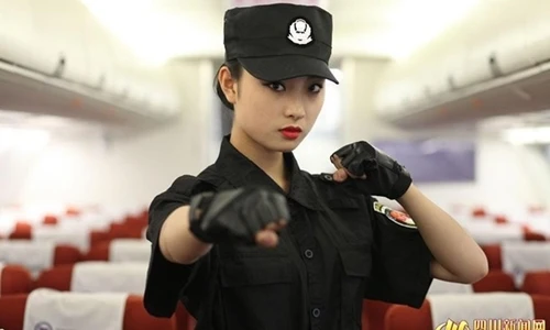 Nữ tiếp viên hàng không TQ: “Bông hồng có gai“