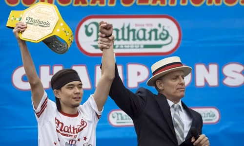 Cuộc thi ăn hot dog quái dị ở New York