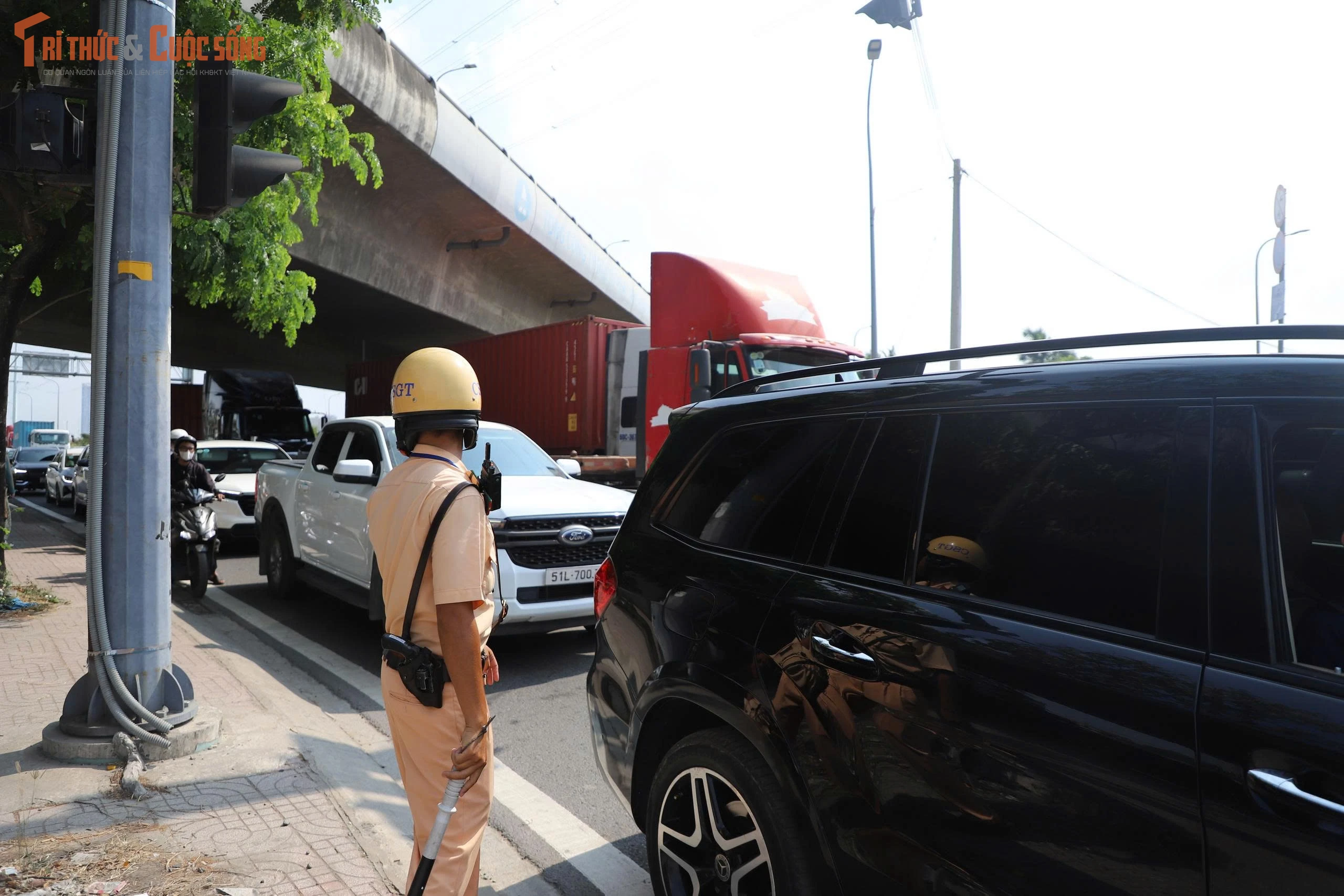 Giữa nắng nóng cực kỳ gay gắt, hàng vạn phương tiện "chôn bánh" lên cao tốc