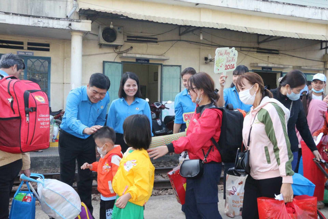 Dù có thâm niên công tác và đóng góp lâu dài, nhiều cán bộ công đoàn hợp đồng sau khi nghỉ việc do sắp xếp bộ máy vẫn chưa được thụ hưởng bất kỳ chính sách hỗ trợ. Ảnh minh hoạ cong-doan-rrrr-8351.jpg
