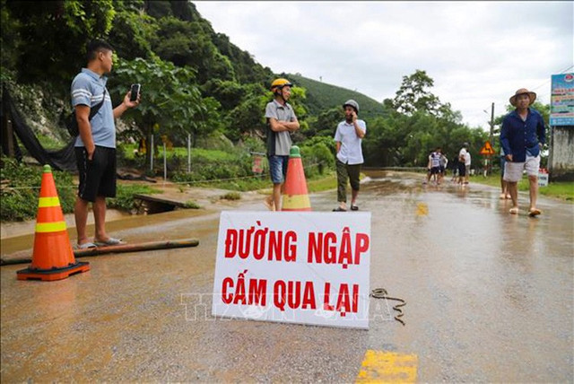 Cảnh báo ngập úng tại những nơi mưa to. Ảnh: TTXVN Cảnh báo ngập úng tại những nơi mưa to. Ảnh: TTXVN