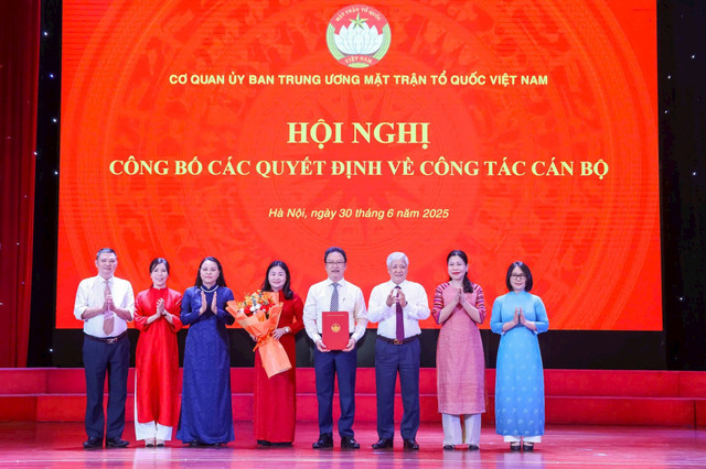 Chủ tịch Đỗ Văn Chiến và Phó Chủ tịch - Tổng Thư ký Nguyễn Thị Thu Hà trao quyết định cho các ban đơn vị. Ảnh: Quang Vinh Chủ tịch Đỗ Văn Chiến và Phó Chủ tịch - Tổng Thư ký Nguyễn Thị Thu Hà trao quyết định cho các ban đơn vị. Ảnh: Quang Vinh
