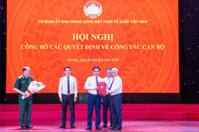 Chủ tịch Đỗ Văn Chiến trao quyết định cho lãnh đạo Báo Đại đoàn kết. Ảnh: Quang Vinh Chủ tịch Đỗ Văn Chiến trao quyết định cho lãnh đạo Báo Đại đoàn kết. Ảnh: Quang Vinh