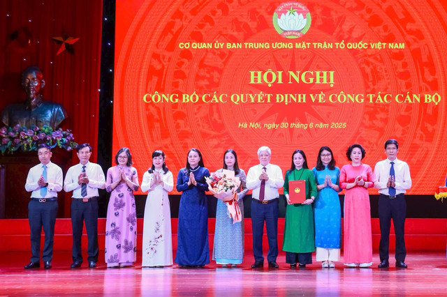 Chủ tịch Đỗ Văn Chiến và Phó Chủ tịch - Tổng Thư ký Nguyễn Thị Thu Hà trao quyết định cho các ban đơn vị. Ảnh: Quang Vinh Chủ tịch Đỗ Văn Chiến và Phó Chủ tịch - Tổng Thư ký Nguyễn Thị Thu Hà trao quyết định cho các ban đơn vị. Ảnh: Quang Vinh