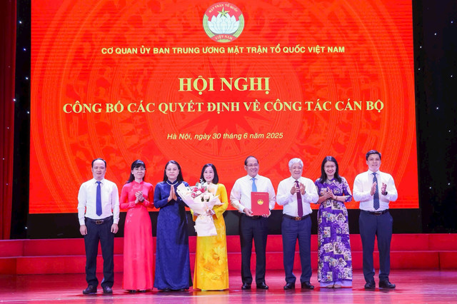 Chủ tịch Đỗ Văn Chiến và Phó Chủ tịch - Tổng Thư ký Nguyễn Thị Thu Hà trao quyết định cho các ban đơn vị. Ảnh: Quang Vinh Chủ tịch Đỗ Văn Chiến và Phó Chủ tịch - Tổng Thư ký Nguyễn Thị Thu Hà trao quyết định cho các ban đơn vị. Ảnh: Quang Vinh