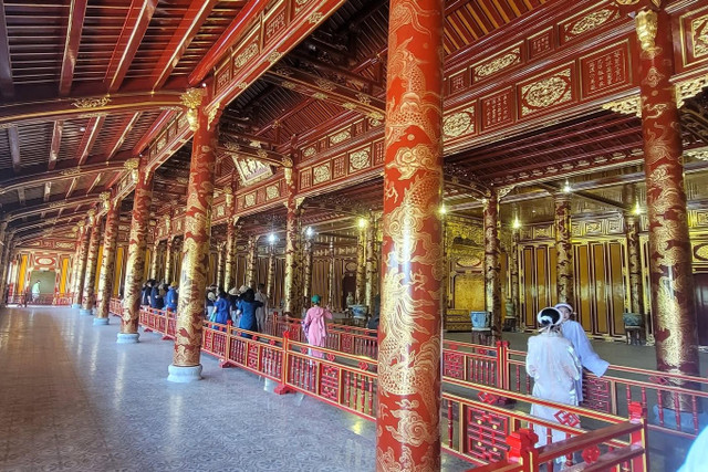 Du khách xếp hàng tham quan ngai vàng triều Nguyễn trưa 24/5, trước khi sự cố xảy ra. Ảnh: Lô Tiến Biểu. Du khách xếp hàng tham quan ngai vàng triều Nguyễn trưa 24/5, trước khi sự cố xảy ra. Ảnh: Lô Tiến Biểu.
