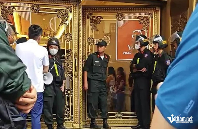 Lực lượng chức năng chốt chặn ở cửa ra vào căn nhà của Tuấn "thần đèn". w-a4kham-nha-rieng-cua-trum-giang-91386.jpg