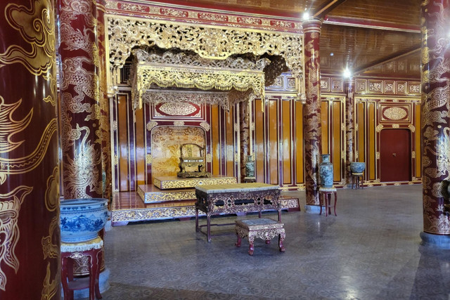 Ngai vàng triều Nguyễn thời điểm 1 tiếng trước khi bị phá hoại hôm 24/5. Ảnh: Lô Tiến Biểu. Ngai vàng triều Nguyễn thời điểm 1 tiếng trước khi bị phá hoại hôm 24/5. Ảnh: Lô Tiến Biểu.