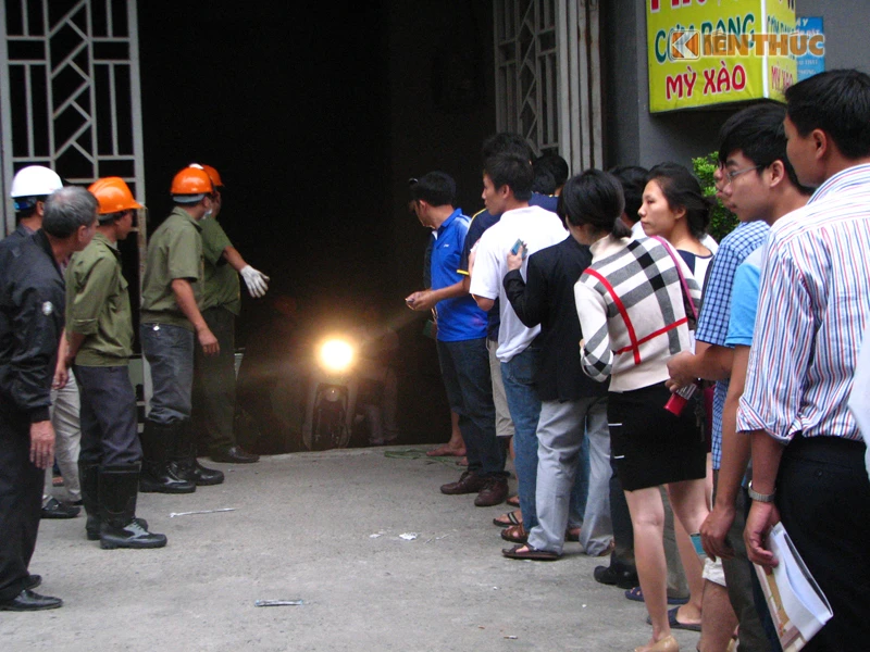 Người dân xếp hàng vào hầm lấy xe sau vụ cháy Xa La