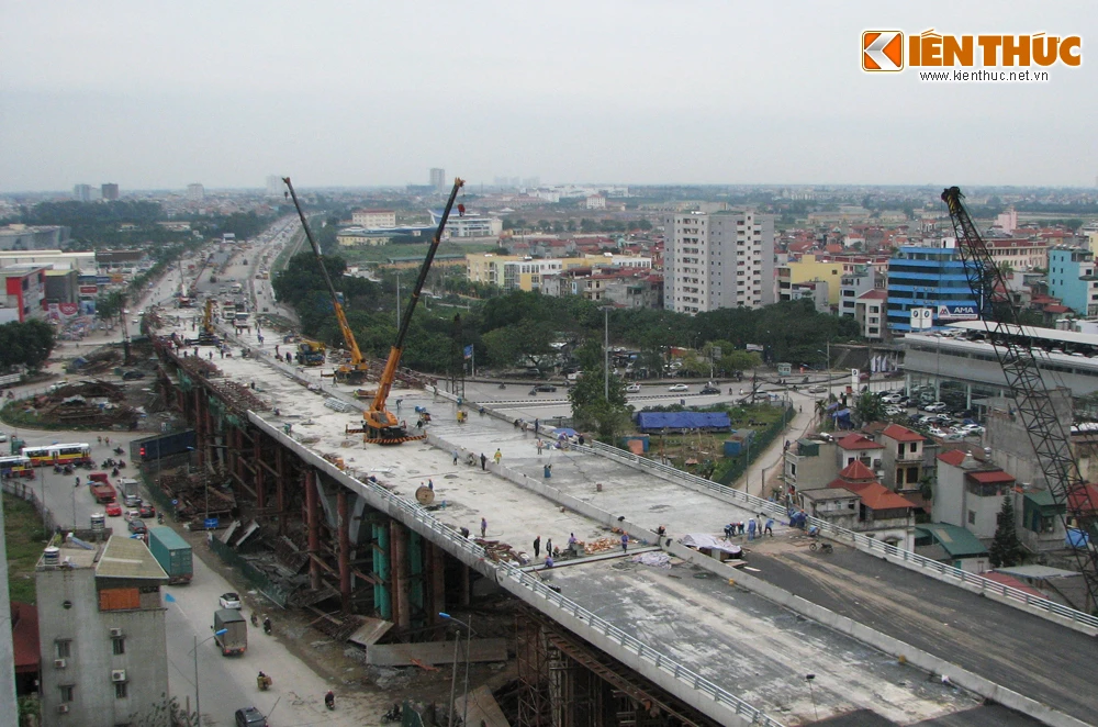 Cận cảnh cầu vượt thép lớn nhất Hà Nội đang gấp rút hoàn thiện
