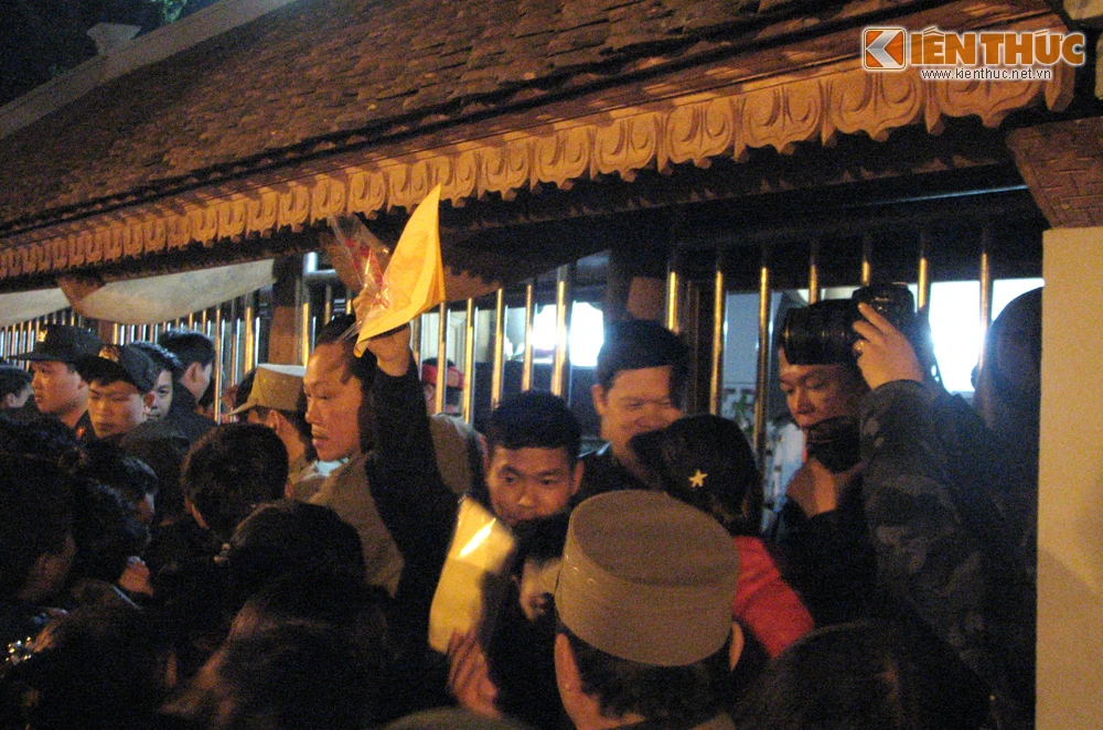 Khai ấn đền Trần: Du khách thức trắng đêm chờ xin Ấn