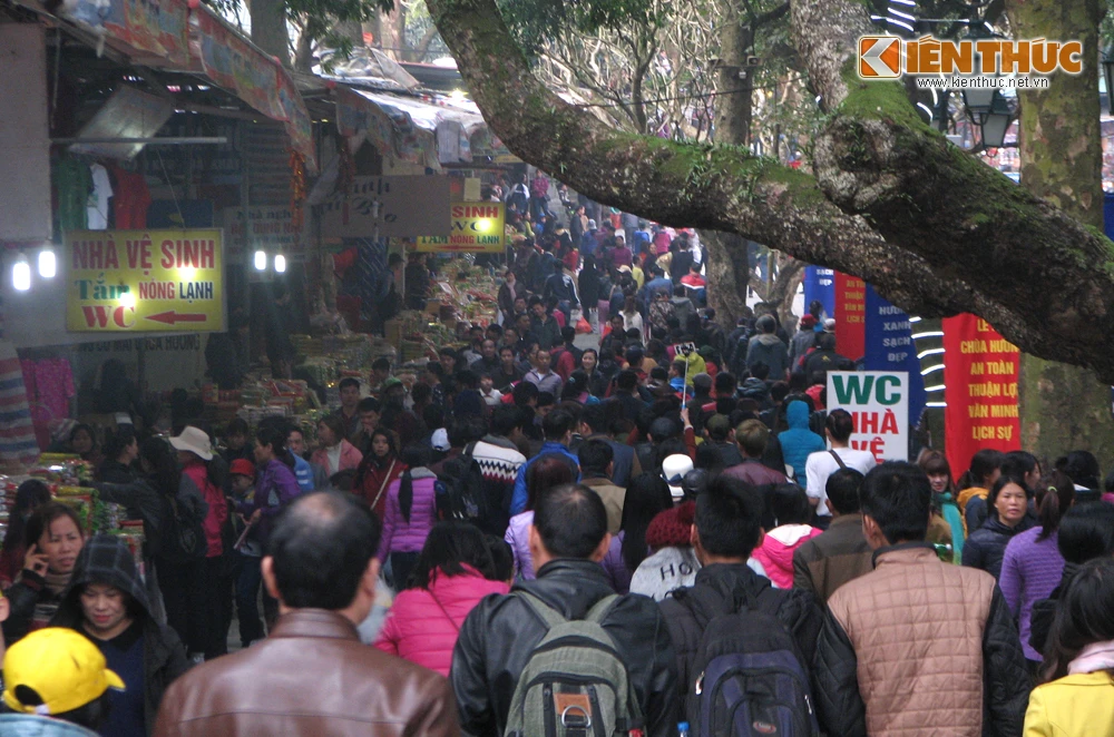 Mùng ba Tết: Người dân nô nức trẩy hội chùa Hương sớm