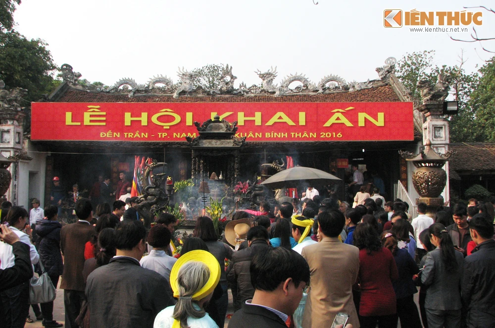 Dòng người nườm nượp đổ về đền Trần trước giờ khai ấn