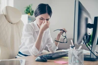 Hội chứng thị giác màn hình ảnh hưởng đến phụ nữ văn phòng