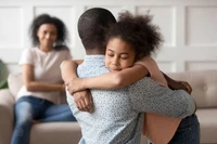Cha mẹ bị trầm cảm, con chịu hệ lụy gì?