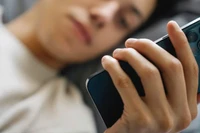 Làm thế nào để bỏ thói quen mở điện thoại ngay sau khi thức dậy?