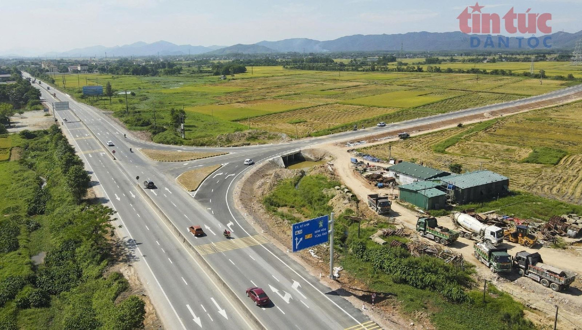 Cao tốc Hàm Nghi - Vũng Áng. Ảnh: Hữu Quyết