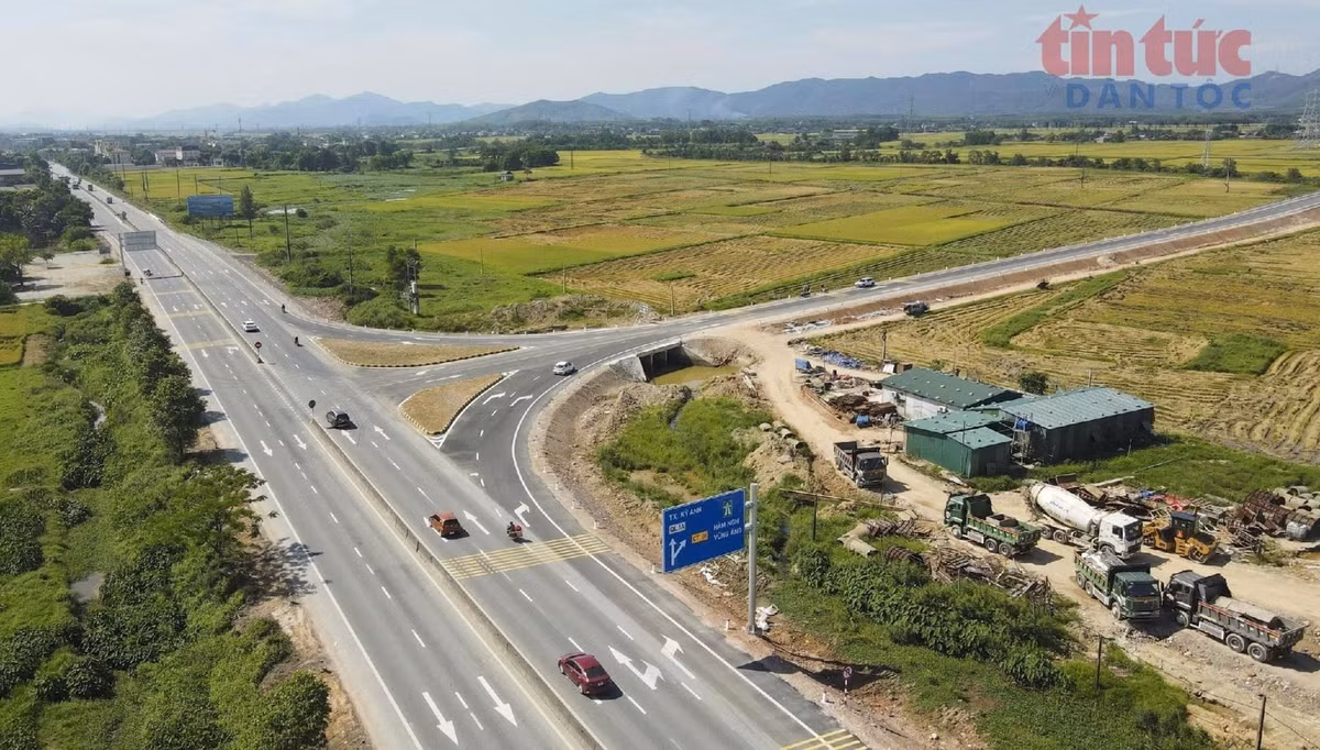 Cao tốc Hàm Nghi - Vũng Áng. Ảnh: Hữu Quyết