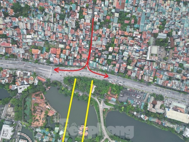 Vị trí và đường dẫn cầu Tứ Liên xuống đường Nghi Tàm (đường màu đỏ) gần như phải quay ngang (đi theo nút giao dự án) và vị trí hầm qua Hồ Tây được đề xuất (đường màu vàng).