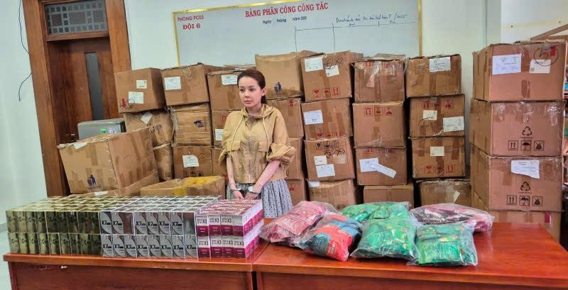 Võ Thị Ngọc Ngân( Ngân 98) cùng tang vật. Võ Thị Ngọc Ngân( Ngân 98) cùng tang vật.