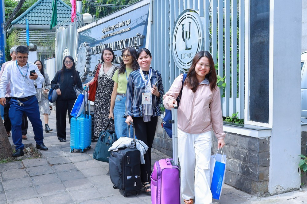 Đoàn cán bộ giảng viên của Trường ĐH Luật TP.HCM đi làm công tác kiểm tra thi tốt nghiệp THPT tại tỉnh Long An. Ảnh: NTCC