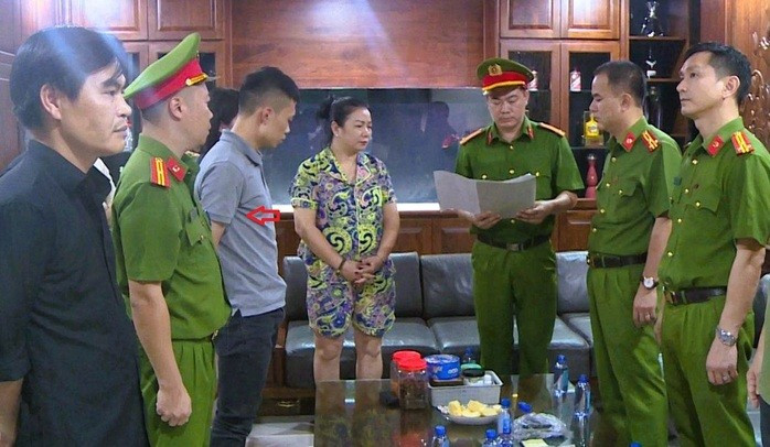 Công an tỉnh Thanh Hóa thi hành lệnh khởi tố, khám xét nhà Nguyễn Huy Tùng (mũi tên) - con trai trùm giang hồ M. “gỗ”. Ảnh: Công an Thanh Hóa