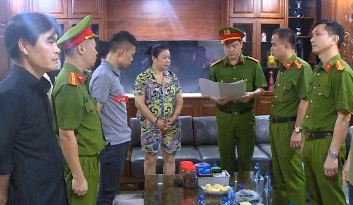 Công an tỉnh Thanh Hóa thi hành lệnh khởi tố, khám xét nhà Nguyễn Huy Tùng (mũi tên) - con trai trùm giang hồ M. “gỗ”. Ảnh: Công an Thanh Hóa