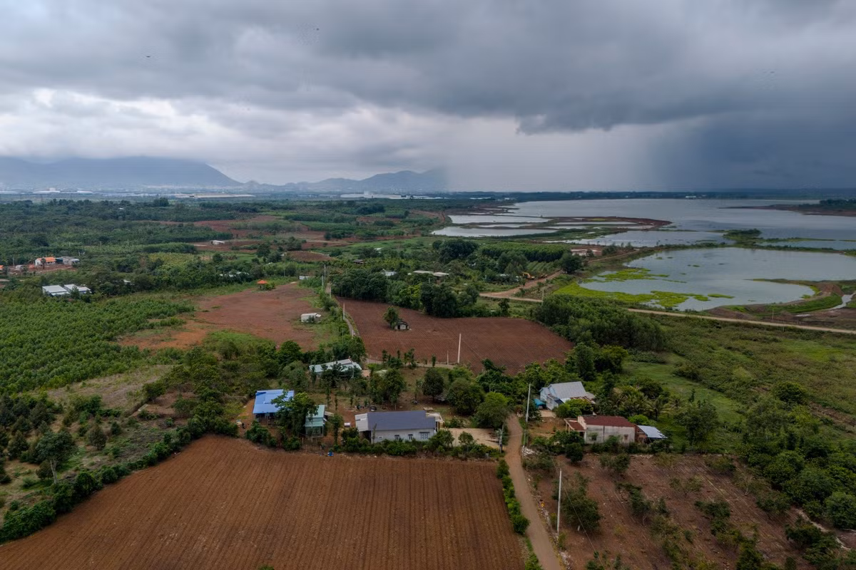 Tuyến cao tốc Long Thành - Hồ Tràm dự kiến đi cạnh hồ Đá Đen, đoạn qua xã Láng Lớn, huyện Châu Đức. Khu vực này hiện có mật độ dân cư thấp, chủ yếu là đất nông nghiệp và hồ chứa nước, thuận lợi cho việc giải phóng mặt bằng và triển khai thi công.