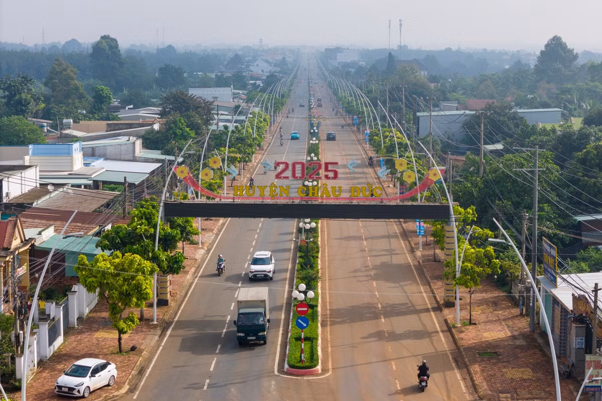 Trung tâm huyện Châu Đức với tuyến Quốc lộ 56 chạy xuyên suốt. Đây là trục giao thông huyết mạch kết nối các khu vực trong địa bàn Bà Rịa - Vũng Tàu, nơi tuyến cao tốc tương lai sẽ giao cắt, kỳ vọng tạo động lực phát triển đô thị vệ tinh tại khu vực này.