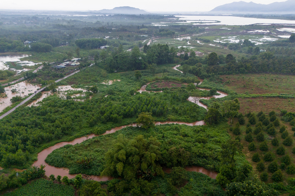 Toàn cảnh khu vực suối Sông Xoài (xã Láng Lớn, huyện Châu Đức) nơi tuyến cao tốc Hồ Tràm - Long Thành sẽ đi qua. Khu vực này chủ yếu là đất nông nghiệp và cây xanh, dân cư thưa thớt, giúp giảm đáng kể chi phí giải phóng mặt bằng trong quá trình triển khai dự án. Quy mô thiết kế tuyến cao tốc là 4 làn xe hoàn chỉnh, vận tốc 100 km/h và sẽ nâng cấp lên 6 làn xe trong tương lai. Chi phí giải phóng mặt bằng khoảng 4.500 tỷ đồng.