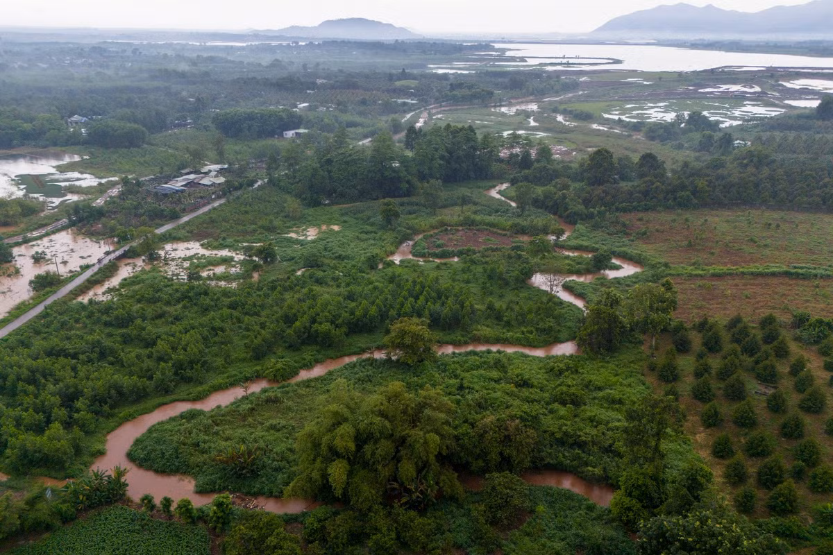 Toàn cảnh khu vực suối Sông Xoài (xã Láng Lớn, huyện Châu Đức) nơi tuyến cao tốc Hồ Tràm - Long Thành sẽ đi qua. Khu vực này chủ yếu là đất nông nghiệp và cây xanh, dân cư thưa thớt, giúp giảm đáng kể chi phí giải phóng mặt bằng trong quá trình triển khai dự án. Quy mô thiết kế tuyến cao tốc là 4 làn xe hoàn chỉnh, vận tốc 100 km/h và sẽ nâng cấp lên 6 làn xe trong tương lai. Chi phí giải phóng mặt bằng khoảng 4.500 tỷ đồng.