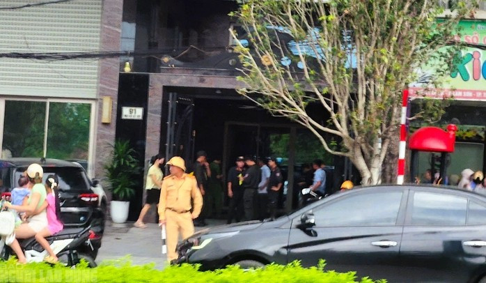 Hình ảnh công an khám nhà chiều 9/7. Ảnh: Thành Nam