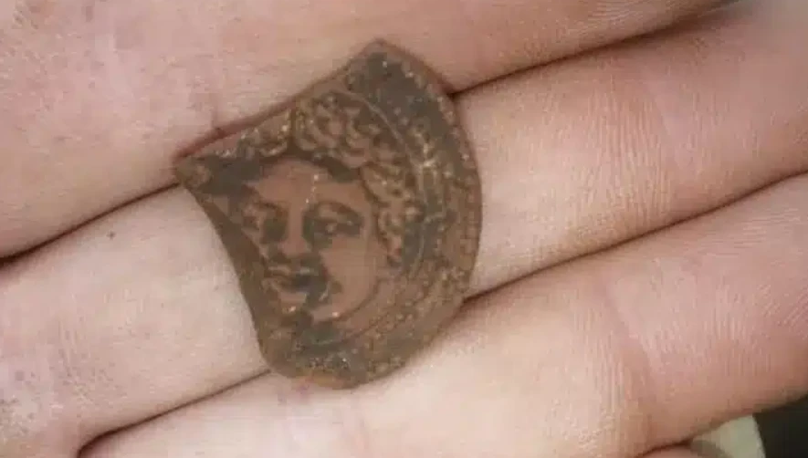 Giật mình khuôn mặt nữ thần tóc rắn Medusa trên dãy núi Caucasus