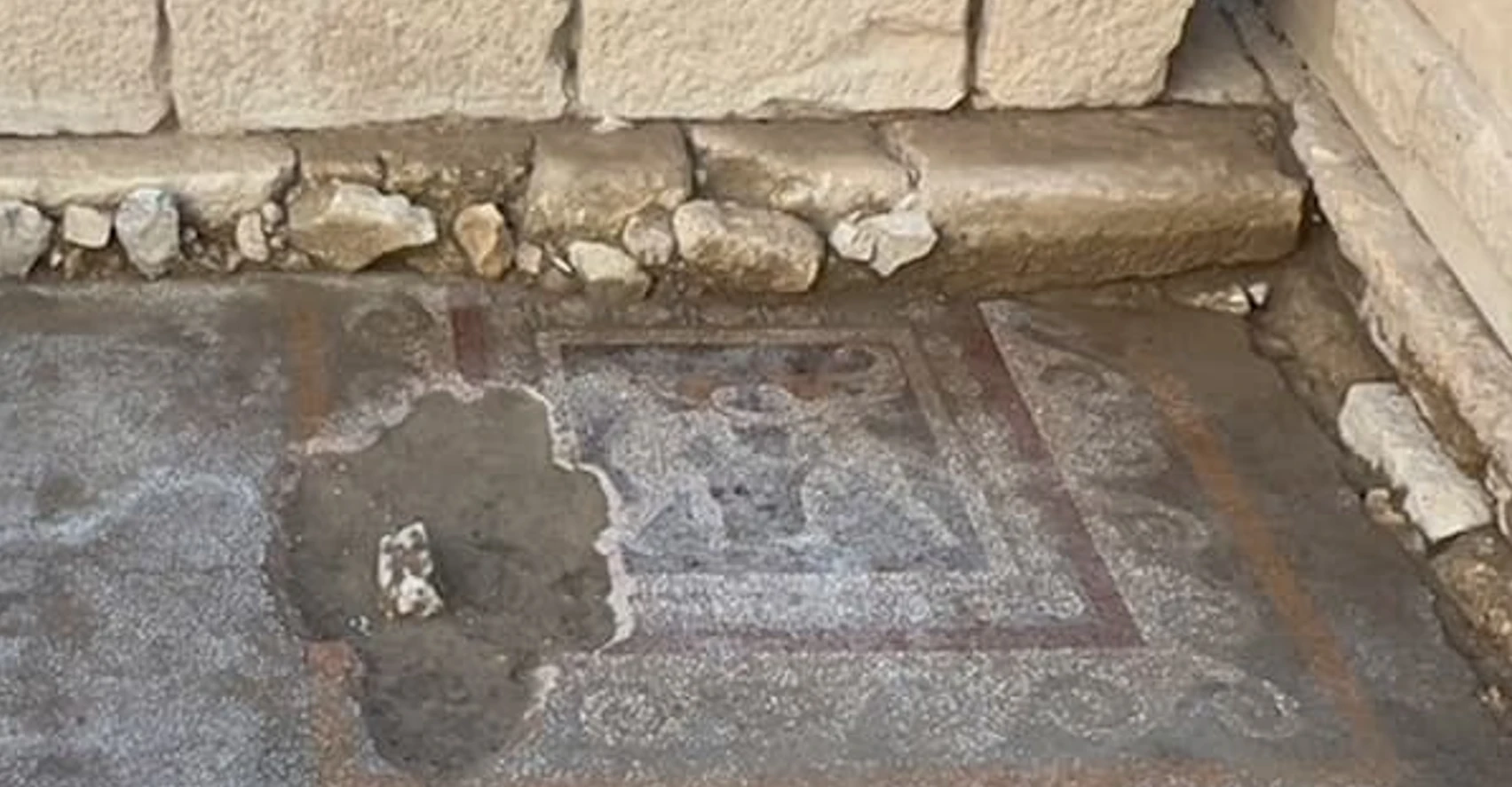 Bức tranh sàn khảm hiếm có, mô tả thần Cupid đang giao chiến