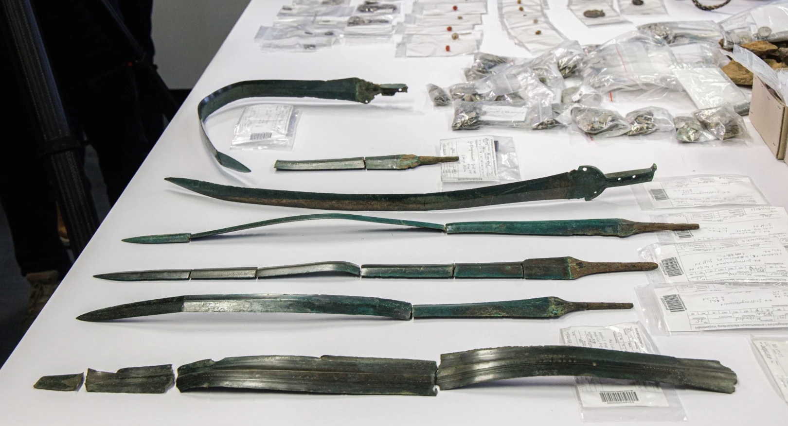 Phát hiện 7 thanh kiếm 3.000 năm cùng kho tiền khủng tại Đức