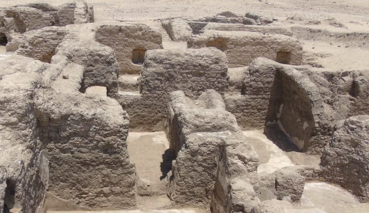 Dưới lớp cát sa mạc Ai Cập, phơi bày tu viện cổ kỳ lạ