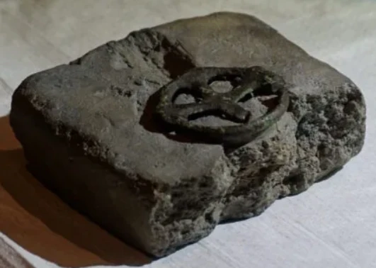 Phát hiện cây thánh giá hình bánh xe bằng đồng 1.000 năm tuổi tại Đức