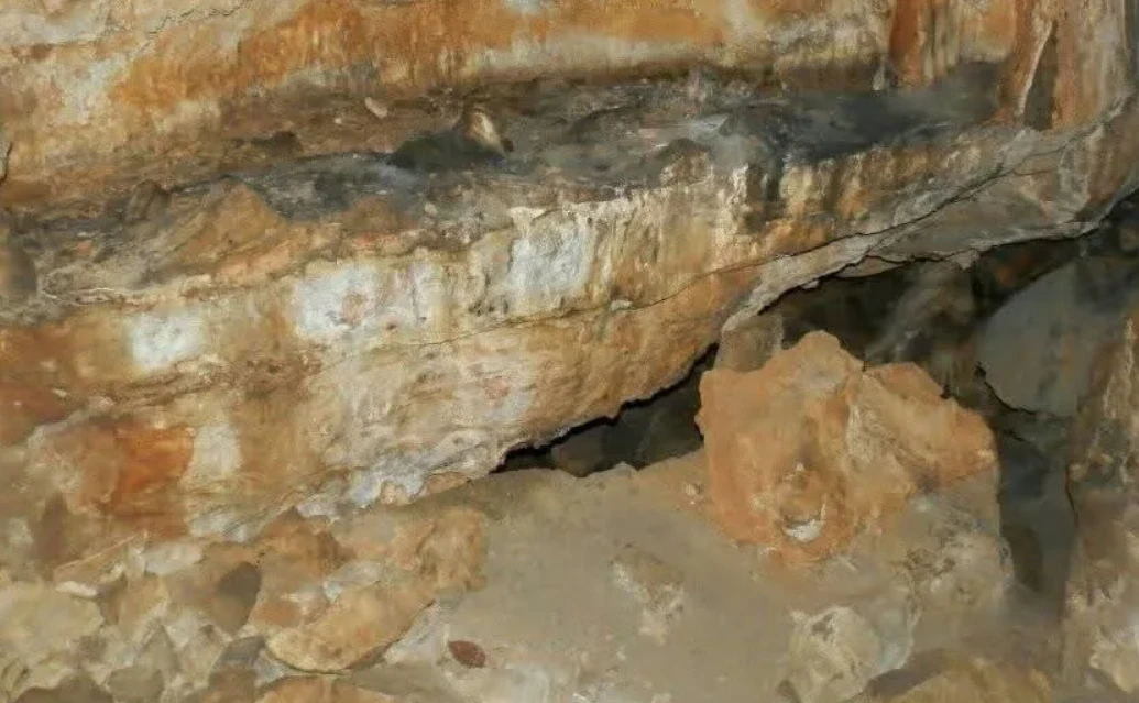 Hang động 3.600 năm tuổi chứa bàn thờ và bức tường cổ kỳ lạ