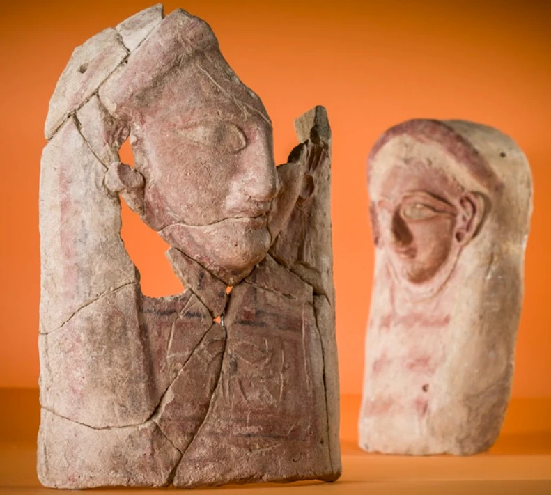 Tượng đầu người bằng gốm 2.400 năm tuổi chứa thứ rợn người 