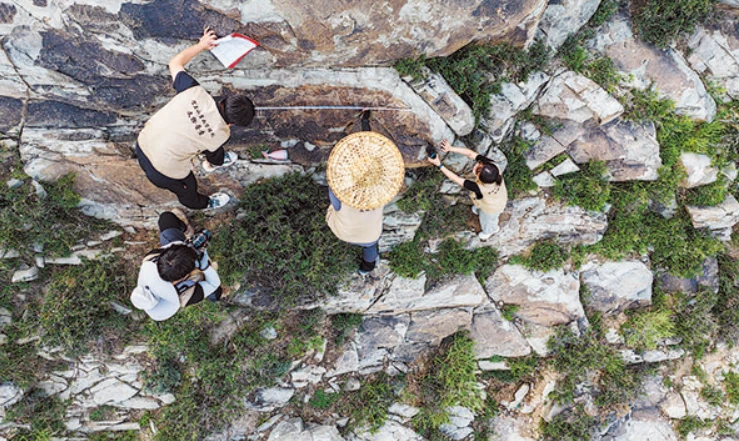 Tận mục hình khắc thần mặt trời trên đá 