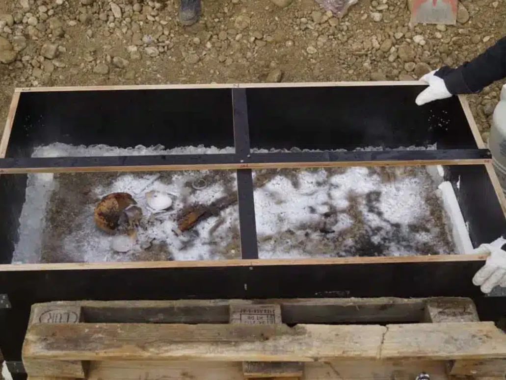 Mở mộ đứa trẻ băng giá, hé lộ sự thật rùng mình