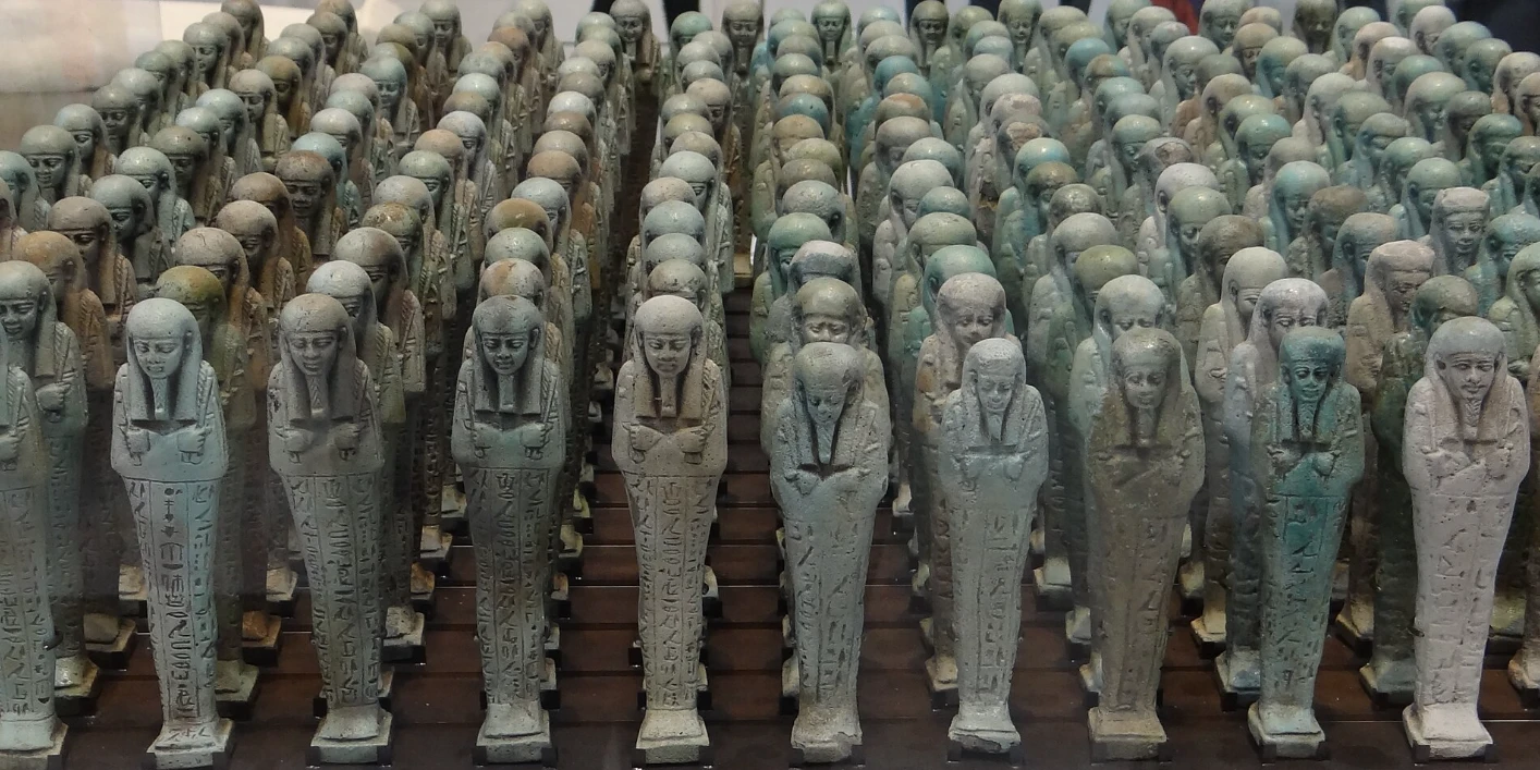 Sự thật rùng mình về 225 bức tượng tang lễ kỳ quái