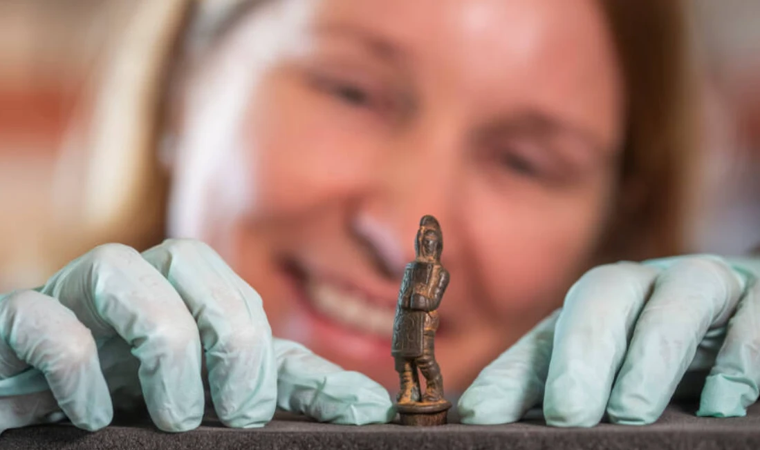 Khám phá cán dao La Mã cổ đại khắc hình võ sĩ giác đấu tại Anh