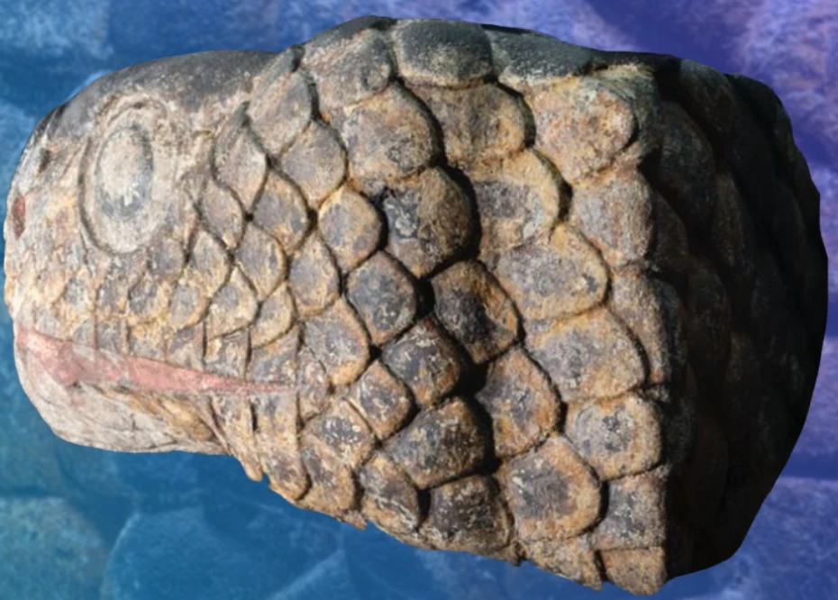 Nước sơn kỳ quái trên bức tượng đầu rắn cổ