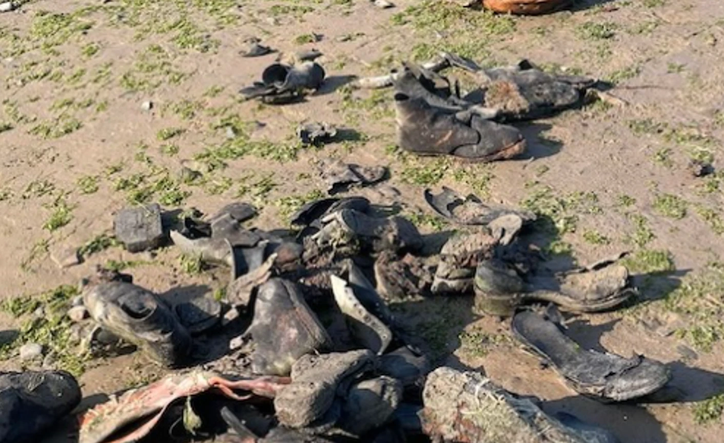 Hàng trăm đôi giày da cổ đại trôi dạt vào bãi biển Anh