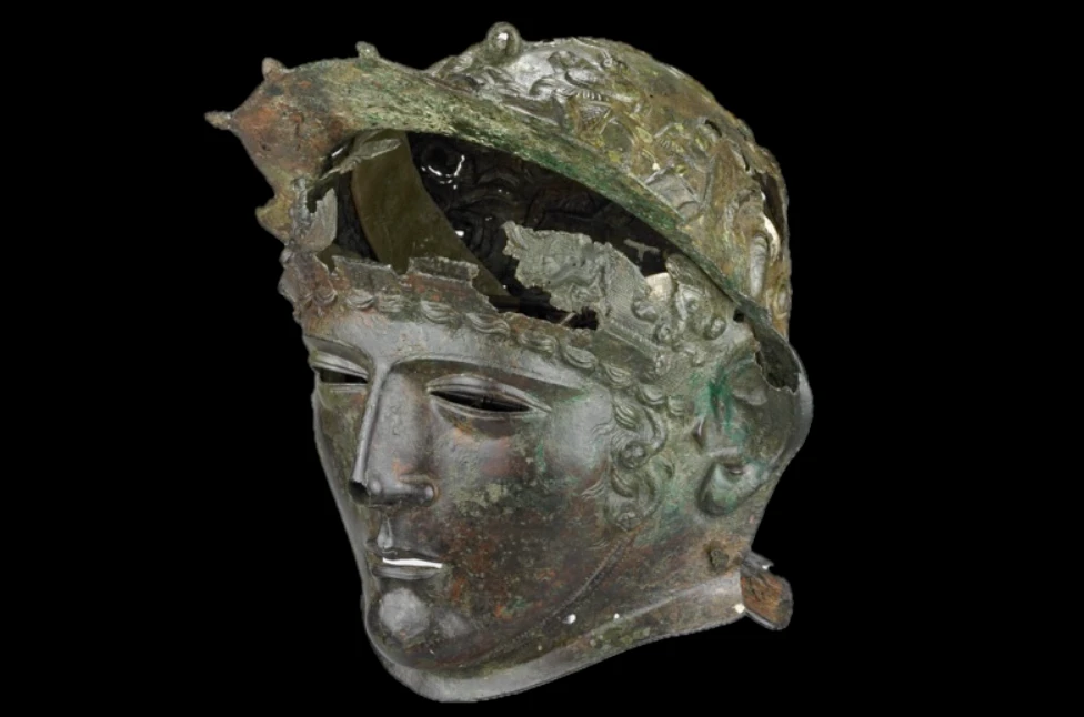Chiếc mũ giáp 1.900 năm tuổi hé lộ điều bất ngờ