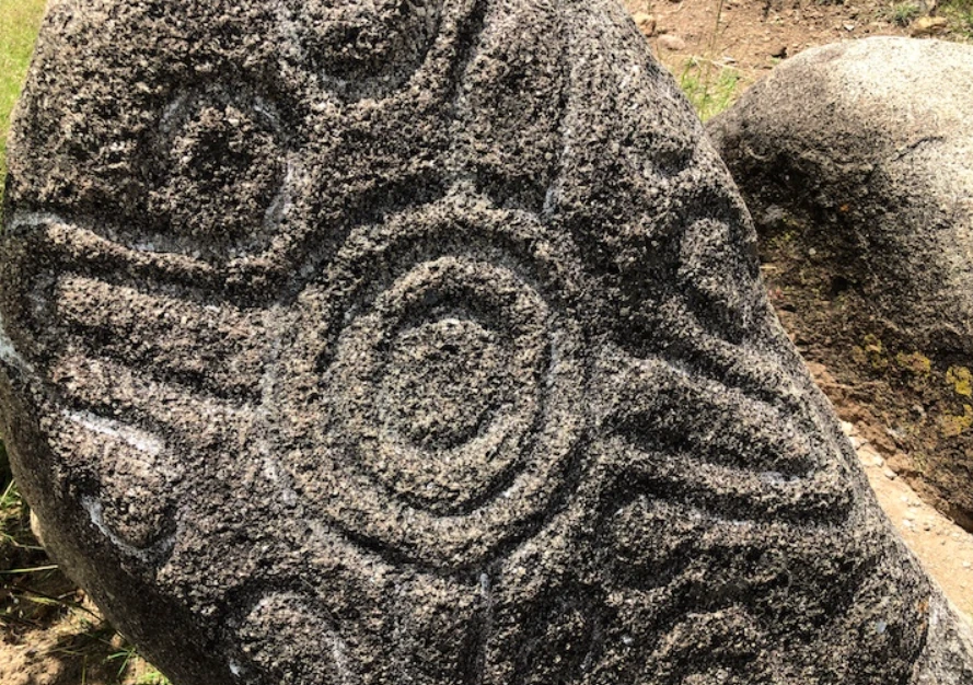 Khám phá khu phức hợp nghi lễ cổ xưa với hình khắc bí ẩn