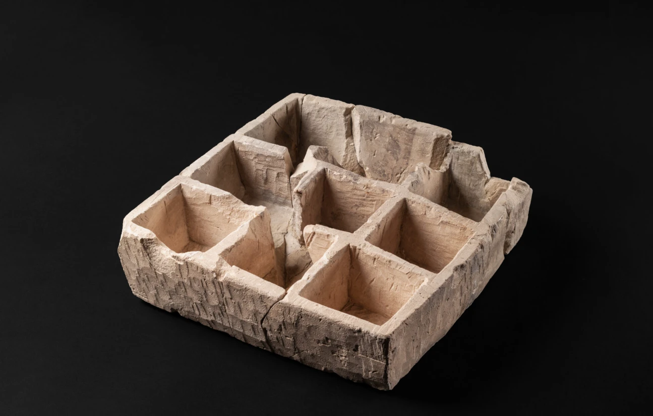 Phát hiện chiếc hộp đá 9 ngăn cổ đại ở Jerusalem