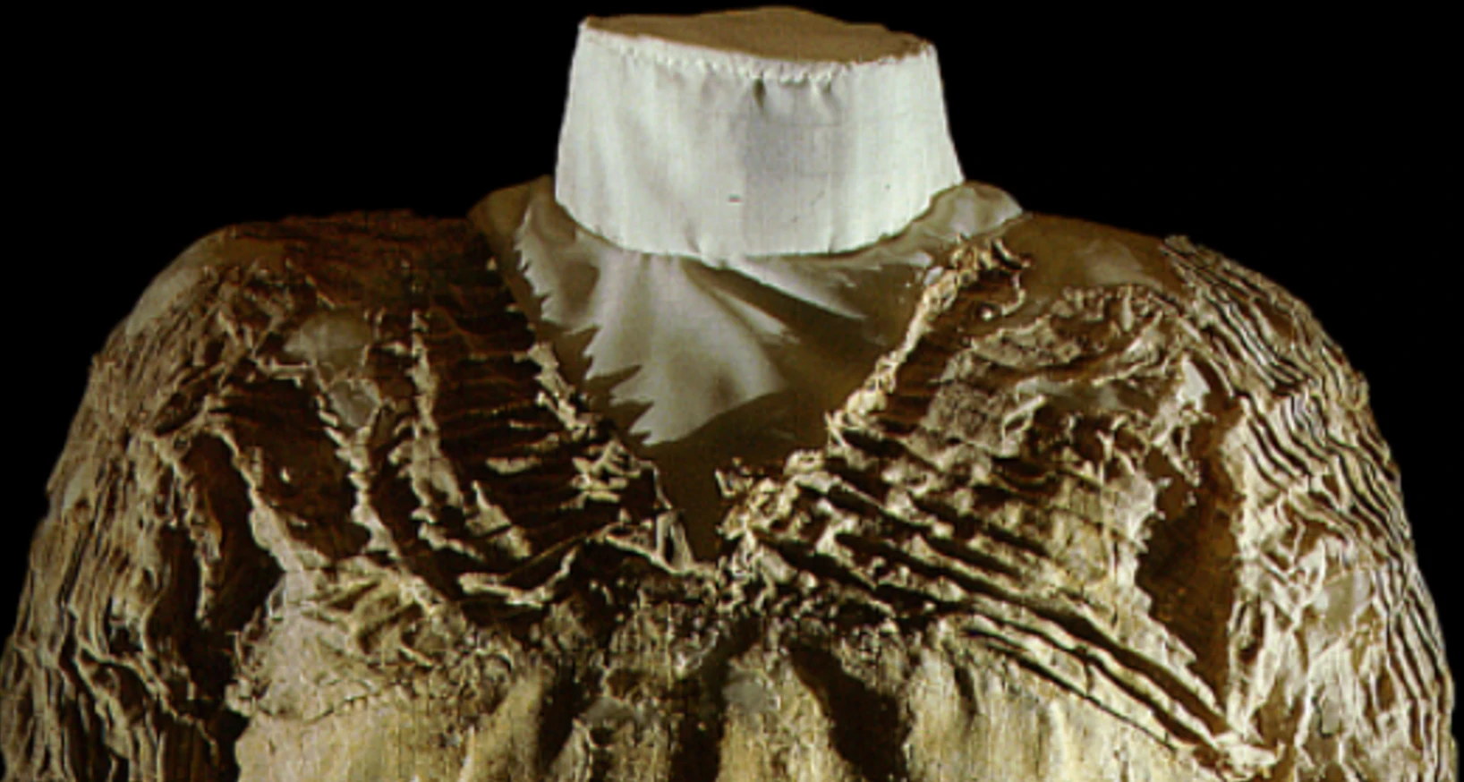 Trang phục xưa nhất Trái đất, có cổ hình chữ V 