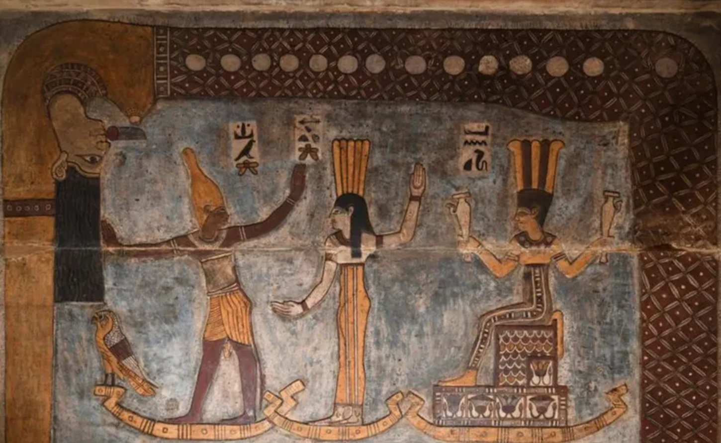 Thứ kỳ dị trên trần ngôi đền Ai Cập 2.200 năm tuổi 